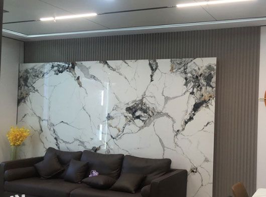 臥室?guī)ш?yáng)臺(tái)戶型蜂窩板集成吊頂效果